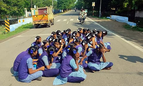 ஆசிரியர் மீதான போக்சோ வழக்கை ரத்து செய்ய கோரி மாணவிகள் சாலை மறியலால் பரபரப்பு