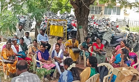 தூத்துக்குடியில் நில அளவை அலுவலர்கள் காத்திருப்பு போராட்டம்