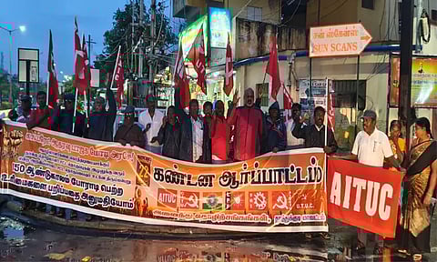 தொழிலாளர் விரோத 4 சட்டத் தொகுப்புகளை திரும்ப பெற வலியுறுத்தி கொட்டும் மழையில் ஆர்ப்பாட்டம்