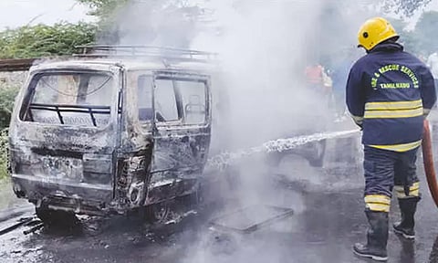 தஞ்சை அருகே கார் தீப்பிடித்து எரிந்ததால் பரபரப்பு