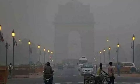 டெல்லியில் காற்று மாசு எதிரொலி: 50 சதவீத ஊழியர்கள் வீட்டில் இருந்து பணியாற்ற அரசு உத்தரவு
