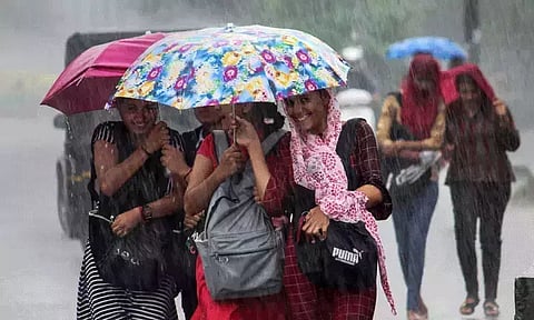 கனமழை: எந்தெந்த மாவட்டங்களில் இன்று பள்ளி, கல்லூரிகளுக்கு விடுமுறை.?