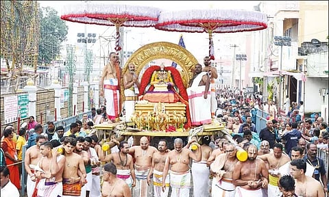 கார்த்திகை பிரம்மோற்சவ விழா: சூரிய, சந்திர பிரபை வாகனங்களில் பத்மாவதி தாயார் வீதிஉலா