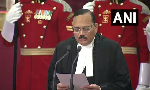 சுப்ரீம் கோர்ட்டு தலைமை நீதிபதியாக பதவியேற்றார் சூர்யகாந்த்