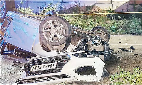 மேம்பாலத்தில் இருந்து சுரங்கப்பாதையில் கார் பாய்ந்து விபத்து: 4 பக்தர்கள் பலி