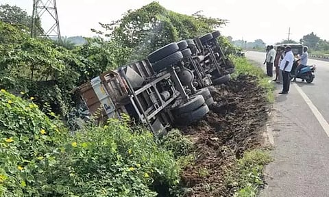 காஞ்சிபுரம்: சாலையோர பள்ளத்தில் லாரி கவிழ்ந்து விபத்து - டிரைவர் படுகாயம்