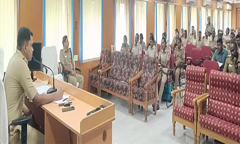 தூத்துக்குடியில் குழந்தைகள் நல காவல் அலுவலர்களுடன் எஸ்.பி. ஆலோசனை