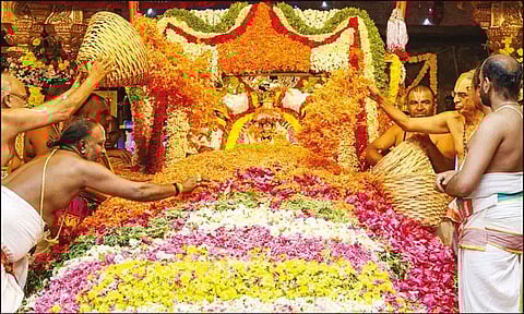 திருச்சானூர் பத்மாவதி தாயார் கோவிலில் 4 டன் மலர்களால் புஷ்ப யாகம்