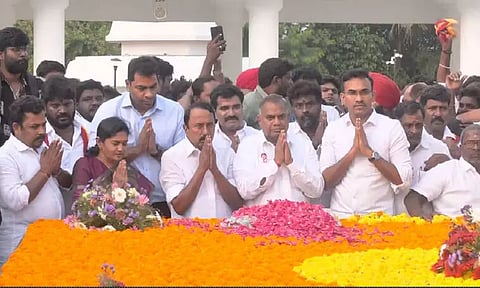 அண்ணா, எம்.ஜி.ஆர், ஜெயலலிதா நினைவிடத்தில் செங்கோட்டையன் மரியாதை