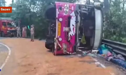 கேரளாவில் பேருந்து கவிழ்ந்து விபத்து - தமிழகத்தை சேர்ந்த அய்யப்ப பக்தர்கள் 21 பேர் காயம்