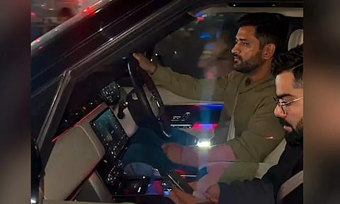 இந்திய கிரிக்கெட் வீரர்களை வீட்டிற்கு அழைத்து விருந்து வைத்த தோனி