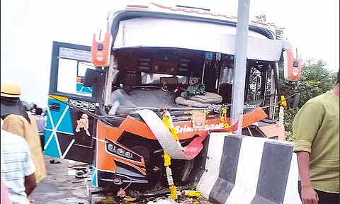 ஆற்றுப்பால தடுப்பு சுவரில் மோதி அந்தரத்தில் நின்ற பஸ்.! உயிர்தப்பிய ஐயப்ப பக்தர்கள்