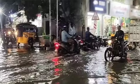 தாக்கும் புயல்: காலை 7 மணி வரை மழைக்கு வாய்ப்புள்ள மாவட்டங்கள்