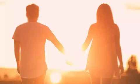 காதலுக்கு எதிர்ப்பு தெரிவித்த பெற்றோர்.. மாணவியின் கழுத்தை அறுத்துவிட்டு வாலிபர் எடுத்த விபரீத முடிவு