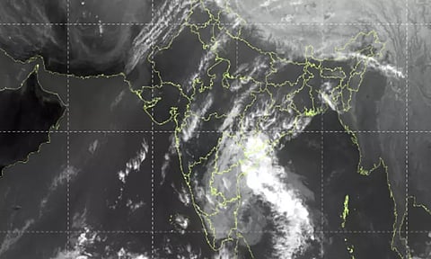 அடுத்த 3 மணி நேரத்தில் வலுவிழக்கிறது டிட்வா புயல்: நகரும் வேகம் குறைந்தது