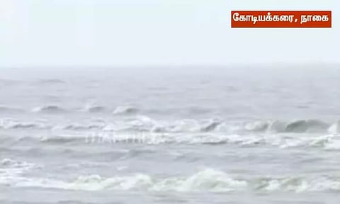டிட்வா புயல் எதிரொலி: கோடியக்கரையில் கடல் சீற்றம்