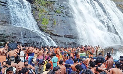 விடுமுறை தினத்தையொட்டி குற்றாலத்தில் குவிந்த சுற்றுலா பயணிகள்-அய்யப்ப பக்தர்கள்