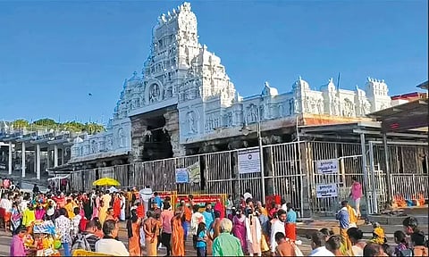 விடுமுறை நாள், சுப முகூர்த்த தினத்தையொட்டி திருச்செந்தூர் கோவிலில் குவிந்த பக்தர்கள்