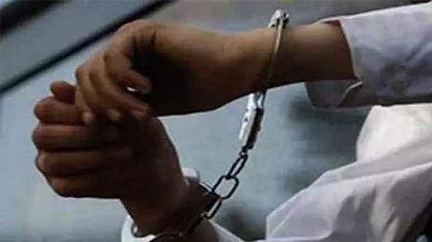 திருமணமான பெண்ணிடம் தவறாக நடக்க முயன்ற வாலிபருக்கு போலீஸ் வலைவீச்சு