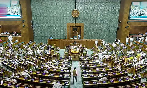 எதிர்க்கட்சிகள் அமளி: மக்களவை பகல் 2 மணி வரை ஒத்திவைப்பு