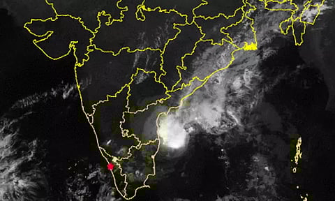 சென்னைக்கு அருகிலேயே நின்று மிரட்டும் டிட்வா