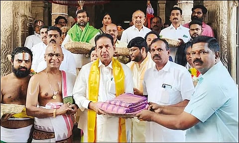 ஸ்ரீரங்கம் கோவிலுக்கு திருமலை திருப்பதி தேவஸ்தானம் பட்டு வஸ்திரங்கள் சமர்ப்பணம்