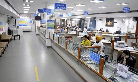 நாட்டின் 12 பொதுத்துறை வங்கிகளை இணைக்க மத்திய அரசு முடிவு?