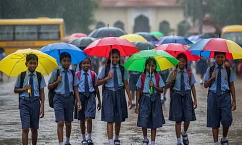 கனமழை எதிரொலி: எந்தெந்த மாவட்டங்களில் பள்ளி, கல்லூரிகளுக்கு விடுமுறை..?