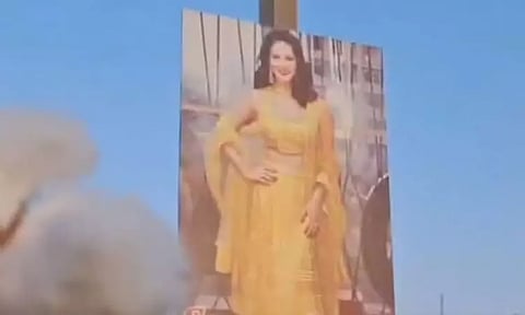 வயலில் சன்னி லியோன் போஸ்டர் வைத்த விவசாயி: ஆர்வத்துடன் ஓடி வந்த ரசிகர்கள்