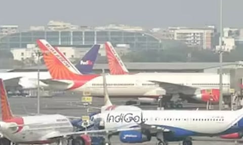 விண்டோஸ் மென்பொருள் பாதிப்பு: விமான சேவைகள் தாமதத்தால் பயணிகள் அவதி