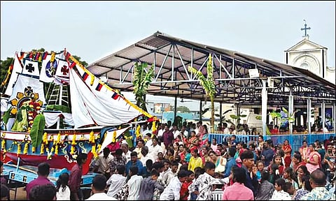 புன்னக்காயல் புனித சவேரியார் ஆலய திருவிழாவில் கப்பல் சப்பர பவனி.