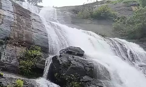 குற்றாலம் மெயின் அருவியில் சுற்றுலா பயணிகள் குளிக்க தடை