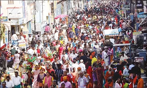 கிரிவலம் சென்ற பக்தர்களில் ஒரு பகுதி