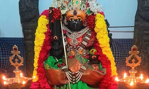 சிறப்பு அலங்காரத்தில் அங்காள பரமேஸ்வரி அம்மன்