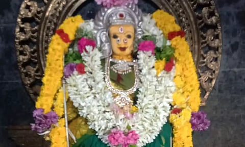 கரியாம்பட்டியில் சிறப்பு அலங்காரத்தில் அங்காள பரமேஸ்வரி அம்மன்