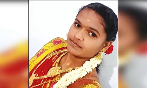 ஆன்லைன் விளையாட்டில் பணத்தை இழந்த இளம்பெண் தற்கொலை - உருக்கமான கடிதம்