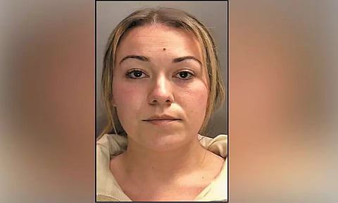 இங்கிலாந்தில் கைதியுடன் தகாத உறவில் இருந்த பெண் அதிகாரிக்கு சிறை