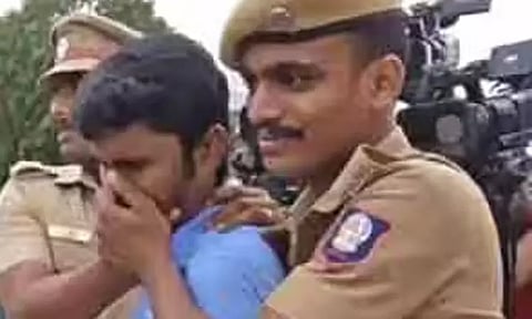 நீதிபதி தீர்ப்பிற்கு எதிராக கோஷம் எழுப்பிய தி.மு.க எம்.எல்.ஏ மகன்: எச்சரித்து அனுப்பிய போலீசார்