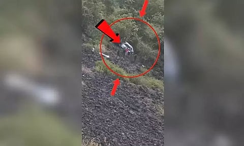 மராட்டியம்: பள்ளத்தாக்கில் கார் கவிழ்ந்து விபத்து - 6 பேர் பலி