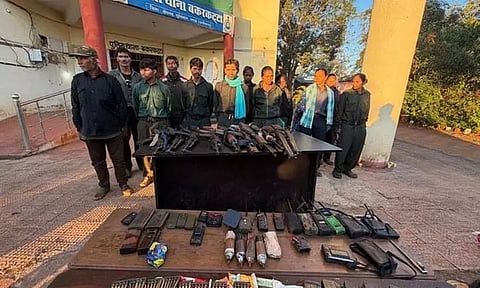 சத்தீஷ்கார்: 12 நக்சலைட்டுகள் போலீசில் சரண்