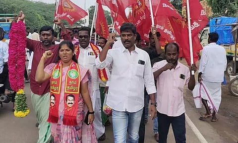 வாக்காளர்கள் பட்டியலில் இருந்து நாம் தமிழர் வேட்பாளர் பெயர் நீக்கம்: கலெக்டருடன் வாக்குவாதம்