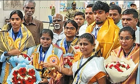 எங்களுக்கு வேற வழி தெரியல.. முதல் - அமைச்சர் சார்தான் உதவி பன்னணும்.. கேரம் சாம்பியன் கீர்த்தனாவின் தாயார் கோரிக்கை