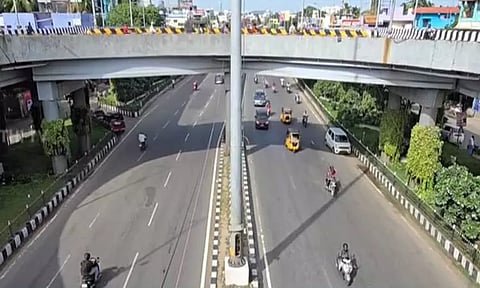 தாம்பரம் அருகே 2 இளைஞர்களை அரிவாளால் வெட்டிய கும்பல் - போலீஸ் தீவிர விசாரணை