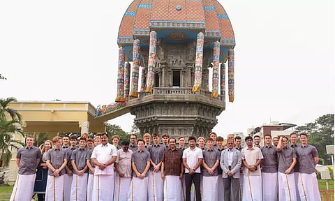 உதயநிதி ஸ்டாலினுடன் வள்ளுவர் கோட்டத்தை சுற்றி பார்த்த ஆக்கி வீரர்கள்