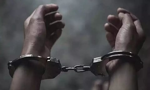 ரெயிலில் நூதன முறையில் கஞ்சா கடத்தல்: இளம்பெண் கைது