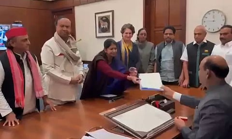 நீதிபதி ஜி.ஆர்.சுவாமிநாதனை பதவி நீக்கம் செய்ய கோரும் தீர்மானக் கடிதம்: சபாநாயகரிடம் வழங்கிய கனிமொழி எம்.பி.