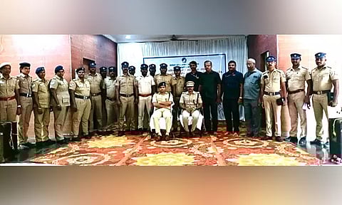 திருச்செந்தூர் திருவிழாக்களில் சிறப்பாக பணியாற்றிய போலீசாருக்கு எஸ்.பி. பாராட்டு