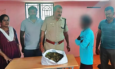 கோவில்பட்டியில் 2 கிலோ கஞ்சா, பைக் பறிமுதல்: வாலிபர் கைது