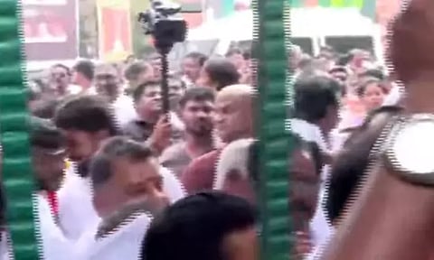 அதிமுக பொதுக்குழு கூட்ட வாயிலில் தள்ளுமுள்ளு; ஏராளமானோர் ஒரே நேரத்தில் நுழைந்ததால் பரபரப்பு