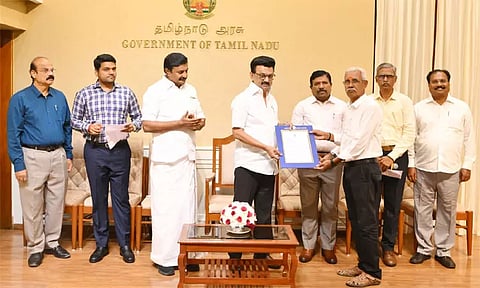 ஓய்வு பெற்ற 42 பத்திரிகையாளர்களுக்கு மாதம் ரூ.12,000 ஓய்வூதியத்திற்கான ஆணை - மு.க.ஸ்டாலின் வழங்கினார்